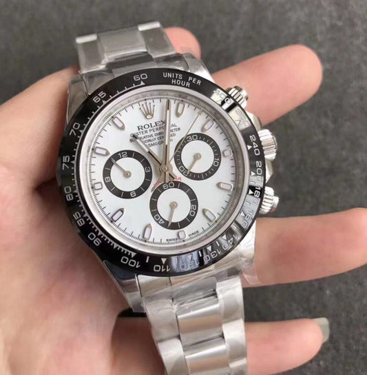 Rolex Daytona με λευκό καντράν και κεραμική στεφάνη.