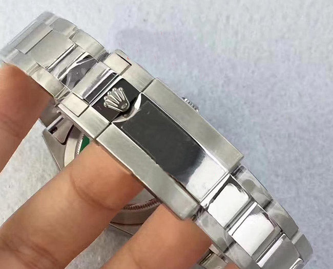 Rolex Daytona με λευκό καντράν και κεραμική στεφάνη.