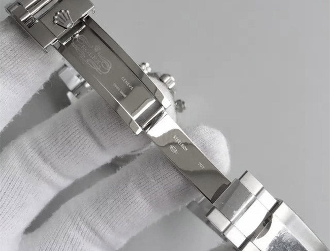 Rolex Daytona με λευκό καντράν και κεραμική στεφάνη.