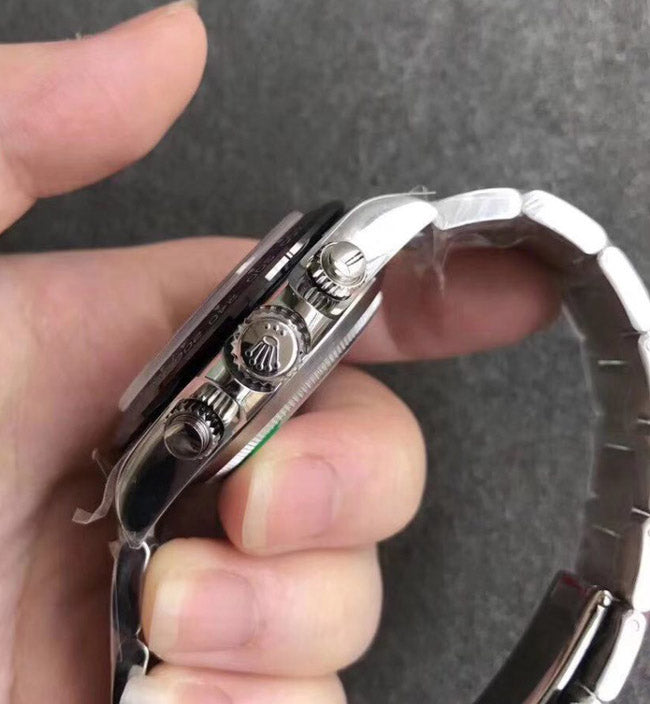 Rolex Daytona με λευκό καντράν και κεραμική στεφάνη.