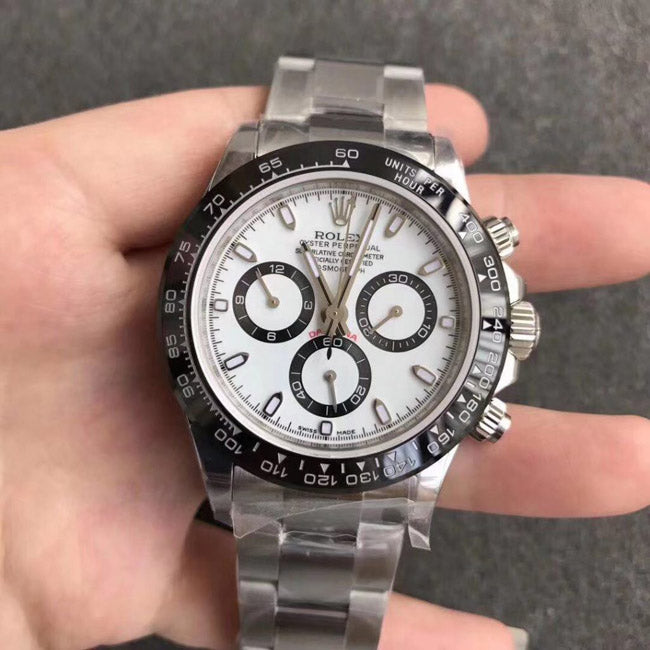 Rolex Daytona με λευκό καντράν και κεραμική στεφάνη.