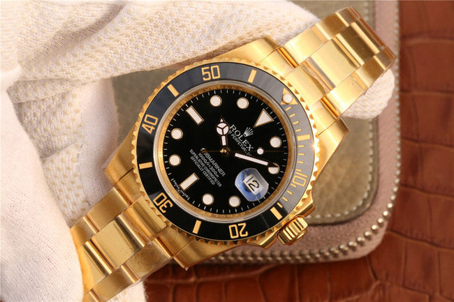 Rolex Submariner μαύρο, ολόχρυσο.